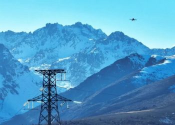 Provinsi Yunnan di China barat daya mengerahkan sejumlah kendaraan udara nirawak untuk menggantikan manusia dalam pekerjaan inspeksi yang sulit untuk dilakukan di saluran transmisi listrik sepanjang 90.000 km, yang sebagian besar berlokasi di daerah pegunungan terpencil.