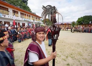 Menteri BUMN Erick Thohir resmi menyandang marga Sidabutar dan juga resmi menjadi bagian dari suku Batak, Sumatera Utara. (ANTARA/HO-Instagram Erick Thohir)