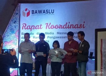 Empat jurnalis membacakan teks Deklarasi Jurnalis Kawal Pemilu Damai 2024 di sela-sela gala dinner dari Rapat Koordinasi Bawaslu dan Media Massa Nasional dalam Rangka Pengawasan Tahapan Pemilu Tahun 2024, di Kota Batu, Provinsi Jawa Timur, Minggu (27/11/2022) malam. ANTARA/Tri Meilani Ameliya.