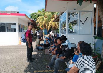 Calon Penumpang saat Menunggu Ketersediaan Tiket KM Kelud di Kantor PT Pelni Cabang Tanjungpinang, foto: Mael/detak.media