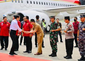 Presiden Jokowi tiba di Bandara Juanda, Sidoarjo, Jatim, Selasa (29/11/2022). (Foto: BPMI Setpres/Laily Rachev)