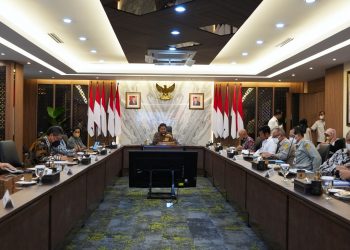 Menko Perekonomian Airlangga Hartarto saat memimpin Rapat Koordinasi Komite Kebijakan Pembiayaan Bagi UMKM terkait Evaluasi Program KUR Tahun Anggaran 2022 dan Usulan Perubahan Kebijakan KUR 2023, Senin (28/11/2022), di Jakarta. (Foto: Humas Kemenko Perekonomian)