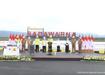 Presiden Jokowi didampingi Ibu Negara Iriana meresmikan Bendungan Sadawarna, Kabupaten Sumedang, Provinsi Jawa Barat, Selasa (21/12/2022) (Foto: BPMI Setpres)