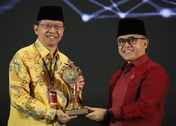 Karo Ortala Kemenag, Akhmad Luthfi mewakili Menag Yaqut menerima anugerah Pembina Pelayanan Publik Terbaik dari MenpanRB Abdullah Azwar
