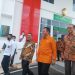 Gubernur Kepri Ansar Ahmad, saat bersama Ketua MA, Syarifuddin di PN Tanjungpinang, foto : Mael/detak.media