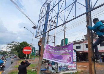 Ketua AJI Tanjungpinang, Jailani Bersama Anggotanya saat Memasang Spanduk Tolak Pengesahan RKUHP, foto : ist
