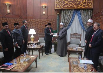 Menag Yaqut bersilaturahim dengan Grand Syekh Al-Azhar di Kairo, foto: ist