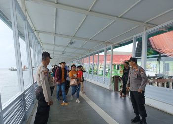 Personel Polsek KKP saat Memantau Arus Penumpang di Pelabuhan SBP Tanjungpinang, foto : Mael/detak.media