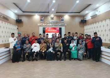 Tokoh Agama hingga Tokoh Masyarakat saat Foto Bersama Dalam Kegiatan Jumat Curhat, foto : Mael/detak.media