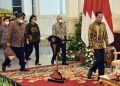 Presiden Jokowi didampingi sejumlah menteri pada acara Penyerahan KUR Klaster dan Penyaluran Dana Melalui LPDB KUMKM, di Istana Negara, Jakarta, Senin (19/12/2022). (Foto: Humas Setkab/Rahmat)