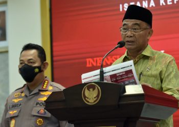 Menko PMK Muhadjir Effendy dan Kapolri Jenderal Listyo Sigit Prabowo memberikan keterangan pers usai menghadiri ratas, Senin (19/12/2022), di Kantor Presiden, Jakarta. (Foto: Humas Setkab/Rahmat)