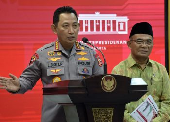 Menko PMK Muhadjir Effendy dan Kapolri Jenderal Listyo Sigit Prabowo memberikan keterangan pers usai menghadiri ratas, Senin (19/12/2022), di Kantor Presiden, Jakarta. (Foto: Humas Setkab/Rahmat)