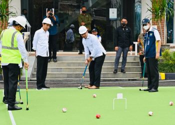 Presiden Jokowi saat menonton Menteri PUPR Basuki Hadimuljono dan Gubernur Jabar Ridwan Kamil bermain olahraga gateball, Jumat (23/12/2022). (Foto: BPMI Setpres/Laily Rachev)