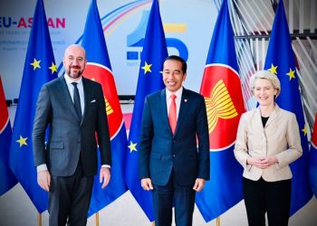 Presiden Jokowi disambut resmi oleh Presiden Dewan Eropa Charles Michel dan Presiden Komisi Eropa Ursula von der Leyen saat menghadiri KTT Peringatan 45 Tahun ASEAN-Uni Eropa di Gedung Europa, Brussels, Rabu (14/12/2022) siang. (Foto: BPMI Setpres/Laily Rachev)