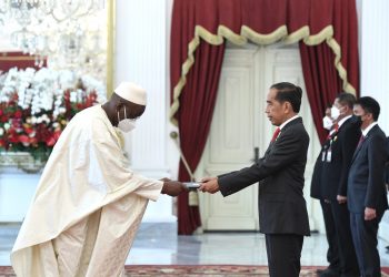 Presiden Jokowi menerima surat kepercayaan dari dubes LBBP negara sahabat, di Istana Merdeka, Jakarta, Kamis (01/12/2022). (Foto: BPMI Setpres)