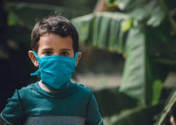 Ilustrasi anak seorang anak mengenakan masker (Pixabay)