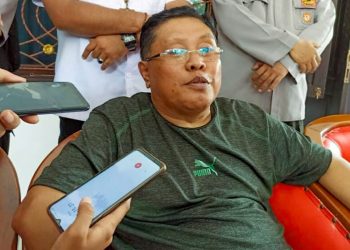 Walikota Blitar Santoso, saat berikan keterangannya di halaman rumah dinasnya, foto: Dani ES/detak.media