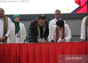 Proses penyerahan aset hasil rampasan dari KPK RI kepada sejumlah pihak penerima yang dilakukan di Kota Singkawang, Kalbar. ANTARA/Rudi.