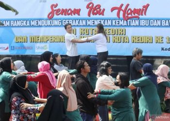 Arsip foto - Ibu-ibu yang sedang hamil mengikuti kegiatan senam bersama di Kota Kediri, Provinsi Jawa Timur, Kamis (21/7/2022). ANTARA FOTO/Prasetia Fauzani/wsj.
