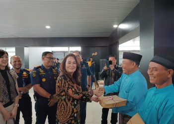 Anggota DPR RI, Cen Sui Lan bersama Kepala KSOP Tanjungpinang, Ginting saat Memberikan Sertifikasi Kapal dan Awak Kapal, foto : Mael/detak.media