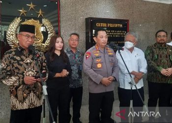 (Ki-ka) Menko PMK Muhadjir Effendy, Kapolri Jenderal Pol. Listyo Sigit Prabowo, Menteri PUPR Basuki Basuki Hadimuljono, Menag Yaqut Cholil Qoumas, memberikan keterangan pers usai Rakor lintas sektor persiapan pengamanan Natal dan Tahun Baru 2022 di Mabes Polri, Jakarta (16/12/2022). ANTARA/Laily Rahmawaty/am.
