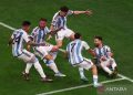 Pemain timnas Argentina Lione Messi (kanan) berselebrasi usai mencetak gol dari titik pinalti ke gawang Prancis pada pertandingan Final Piala Dunia Qatar 2022 di Stadion Lusail, Lusai, Qatar, Minggu (18/12/2022). Argentina unggul sementara 1-0 atas Prancis. ANTARA FOTO/REUTERS/Paul Childs/wsj.