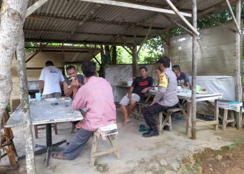 Personel Polsek Tanjungpinang Timur saat Mendatangi Masyarakat, foto : ist