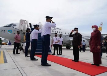 Wakil Presiden RI Ma'ruf Amin saat akan bertolak ke Bali dari Pangkalan Udara TNI AU Halim Perdanakusuma, Jakarta, Kamis (22/12/2022). ANTARA/HO-BPMI Setwapres