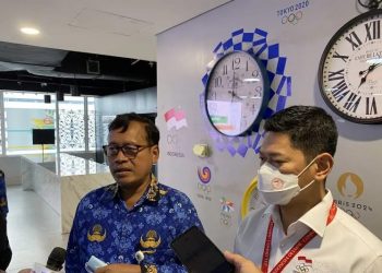 Ketua Umum Komite Olimpiade Indonesia (KOI) Raja Sapta Oktohari (kanan) dan Deputi Bidang Pembudayaan Olahraga Kemenpora Raden Isnanta menjawab pertanyaan media di Jakarta, Kamis (22/12/2022). ANTARA/Shofi Ayudiana.