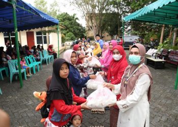 Walikota Tanjungpinang saat menyerahkan bantuan untuk anak Stunting, foto: ist