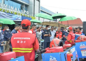 Sekretaris Jenderal Kementerian ESDM Rida Mulyana saat meninjau Terminal LPG Tanjung Sekong, Banten, Minggu (25/12/2022). ANTARA/HO-Humas Kementerian ESDM.