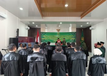 17 Advokat Muda saat Ambil Sumpah di Pengadilan Tinggi Kepri, Selasa (27/12/2022), foto: Mael/detak.media