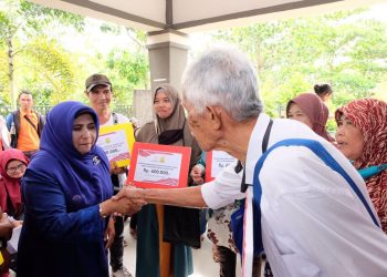 Walikota Tanjungpinang, Rahma saat menyerahkan bantuan langsung tunai, foto: ist