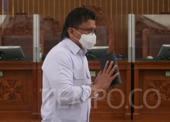 Ferdy Sambo menyapa pengunjung sidang saat bersiap menjalani sidang lanjutan kasus pembunuhan Brigadir Yosua dengan agenda pembacaan tuntutan, di PN Jakarta Selatan, Selasa, 17 Januari 2023. TEMPO / Hilman Fathurrahman W