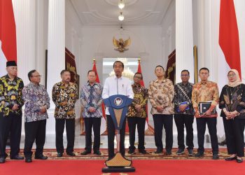 Presiden Jokowi memberikan keterangan pers usai menerima Laporan Tim Penyelesaian Non-Yudisial Pelanggaran Hak Asasi Manusia yang Berat Masa Lalu, di Istana Merdeka, Jakarta, Rabu (11/01/2023). (Foto: Humas Setkab/Agung)