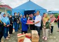 Agung Wira Dharma Perwakilan dari BMC Group saat menyerahkan bantuan untuk korban banjir rob kepada Wali Kota Tanjungpinang, foto: ist