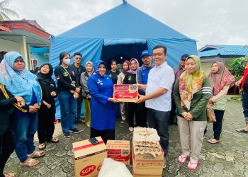 Agung Wira Dharma Perwakilan dari BMC Group saat menyerahkan bantuan untuk korban banjir rob kepada Wali Kota Tanjungpinang, foto: ist