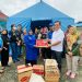 Agung Wira Dharma Perwakilan dari BMC Group saat menyerahkan bantuan untuk korban banjir rob kepada Wali Kota Tanjungpinang, foto: ist