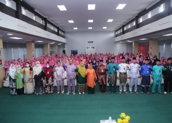 Wali Kota Tanjungpinang, Rahma saat foto bersama dengan kader posyandu, foto: ist/detak.media