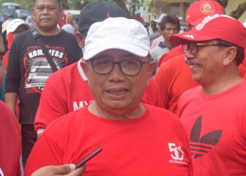 Ketua DPC PDI Perjuangan Kabupaten Blitar, Rijanto saat di wawancarai, sembari berjalan sehat dengan masyarakat, foto: Dani ES/detak.media
