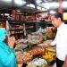 Presiden Jokowi berbincang dengan pedagang di Pasar Sentul, Kota Yogyakarta, Provinsi DIY, Minggu (08/01/2023) pagi. (Foto: BPMI Setpres/Rusman)