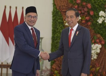 Presiden Jokowi dan PM Malaysia Anwar Ibrahim melakukan sesi foto bersama di Ruang Teratai, Istana Kepresidenan Bogor, Jawa Barat, Senin (09/01/2023) pagi. (Foto: Humas Setkab/Rahmat)