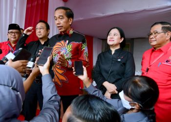 Presiden Jokowi didampingi Sekretaris Kabinet Pramono Anung memberikan keterangan pers usai menghadiri Peringatan HUT ke-50 PDI Perjuangan di JIExpo Kemayoran, Jakarta, Selasa (10/01/2023). (Foto: BPMI Setpres/Muchlis Jr)