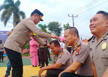Kombes Ompusunggu saat Melakukan Siram Kembang ke Personelnya yang Naik Pangkat, foto: Mael/detak.media