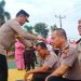 Kombes Ompusunggu saat Melakukan Siram Kembang ke Personelnya yang Naik Pangkat, foto: Mael/detak.media