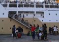 Ilustrasi: Penumpang kapal berfoto saat menenunggu keberangkatan menggunkan KM Labobar di Pelabuhan Ahmad Yani, Kota Ternate, Maluku Utara, Jumat (23/12/2022). . ANTARA FOTO/Andri Saputra/YU/nz. (ANTARA FOTO/ANDRI SAPUTRA)