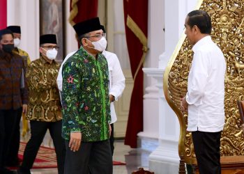 Presiden Jokowi menerima Ketum PBNU Yahya Cholil Staquf, di Istana Merdeka, Jakarta, Senin (02/01/2023). (Foto: BPMI Setpres)
