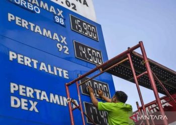 Ilustrasi: Petugas mengganti papan informasi jelang kenaikan harga Bahan Bakar Minyak (BBM) di sebuah SPBU, Jakarta. ANTARA FOTO/Galih Pradipta/wsj.