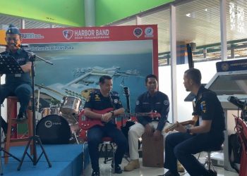 Harbor Band KSOP Tanjungpinang saat Menyuguhkan Musik untuk Calon Penumpang Pelabuhan SBP, foto: ist