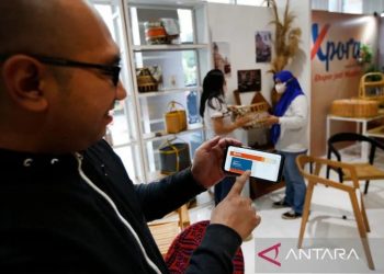 Nasabah tengah melakukan transaksi bisnis melalui BNIDirect di sela BNI Loud Fest 2022, Minggu (17/07/2022). ANTARA/Agatha Olivia Victoria